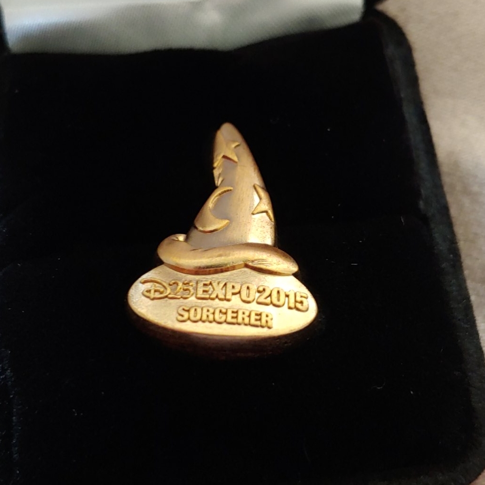 D23 Sorcerer 2015 limited edition pin - Picture 3 of 3
